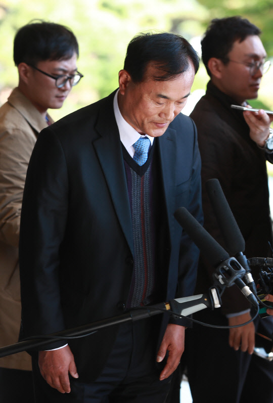 검찰 출두한 'K스포츠재단' 두 핵심'비선실세'로 지목된 최순실씨 관련 의혹을 수사하는 검찰 특별수사본부(본부장 이영렬 서울중앙지검장)는 30일 오후 K스포츠재단 비위 조사를 위해 정동구 전 재단 초대 이사장, 정동춘 전 2대 이사장(최순실씨 단골 마사지 센터 원장), 정현식 전 재단 사무총장 등 3명을 동시 소환해 조사했다. 이날 정동춘 전 이사장(사진 왼쪽)과 정현식 전 사무총장이 서울 서초동 서울중앙지방검찰청사에 들어가기 앞서 취재진의 질문을 받고 있다. ▶관련기사 4면  연합뉴스